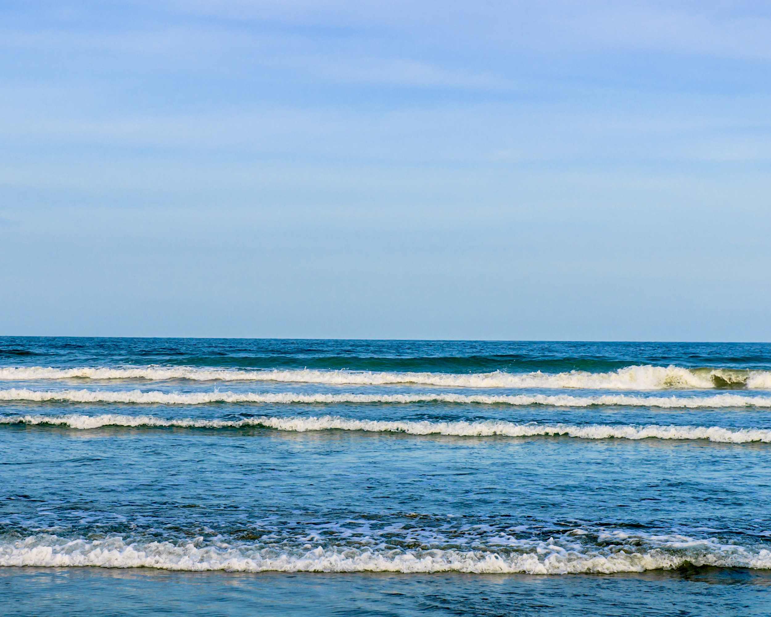 Waves coming from the sea, hitting the beach